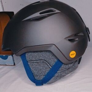 Giro Envi Spherical Helmet in Black and Gray